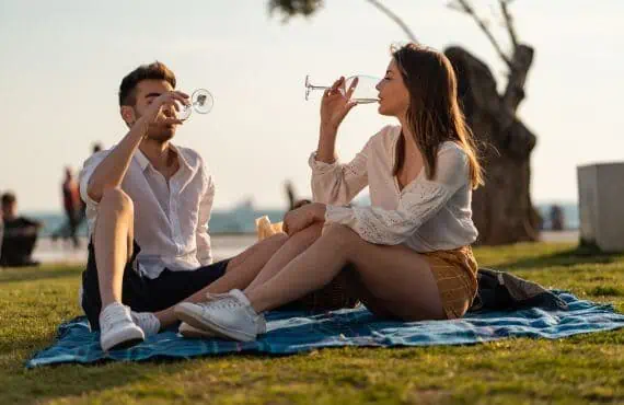couple on picnic date